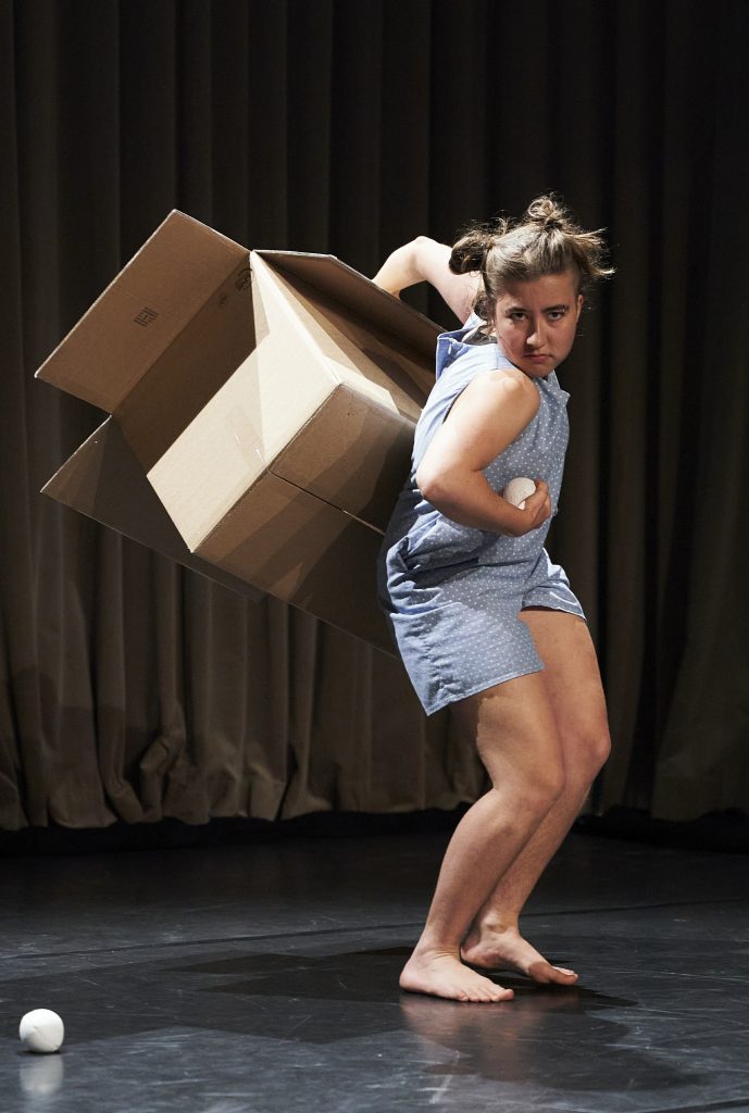 Meike Schnapper in Circusstadt Festival 2022 mit ihrer Abschlussnummer "About a box" - Foto: Jona Harnischmacher